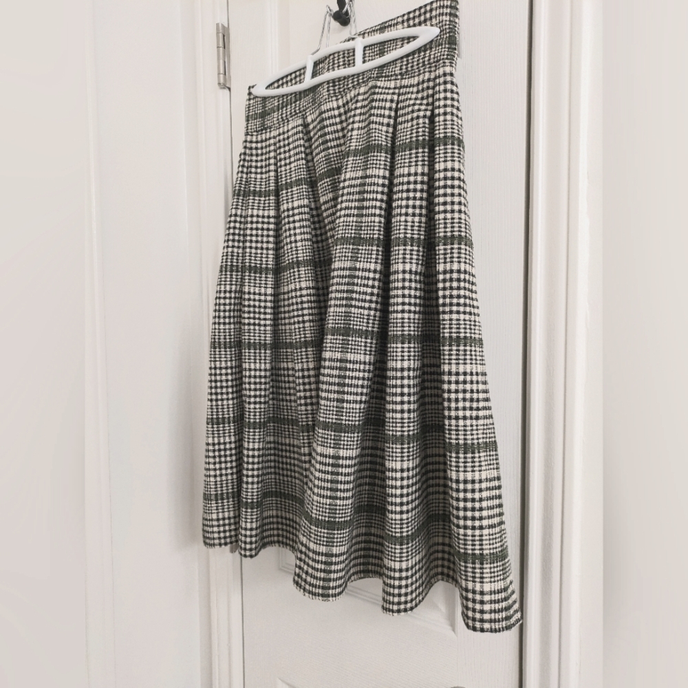 Flared and pleated skirt
